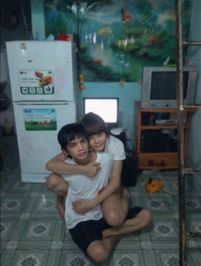 Năm 2011 — hai vợ chồng Lê Tuấn ở phòng trọ tại khu công nghiệp Bình Dương